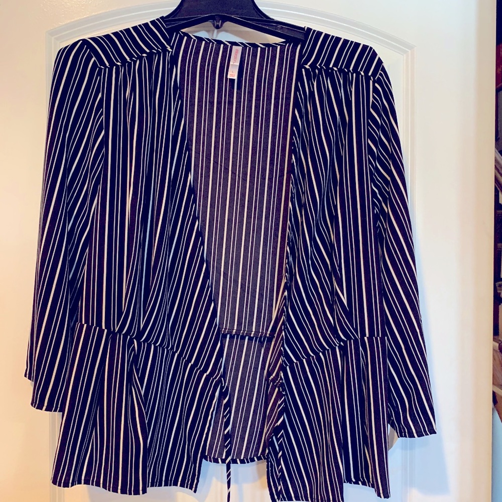 Xhilaration large wrap top striped b & w